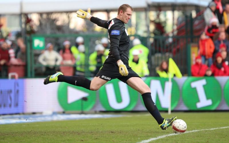 Cầu thủ bóng đá cao nhất thế giới - Kristof Van Hout, người Bỉ với chiều cao 2.08m